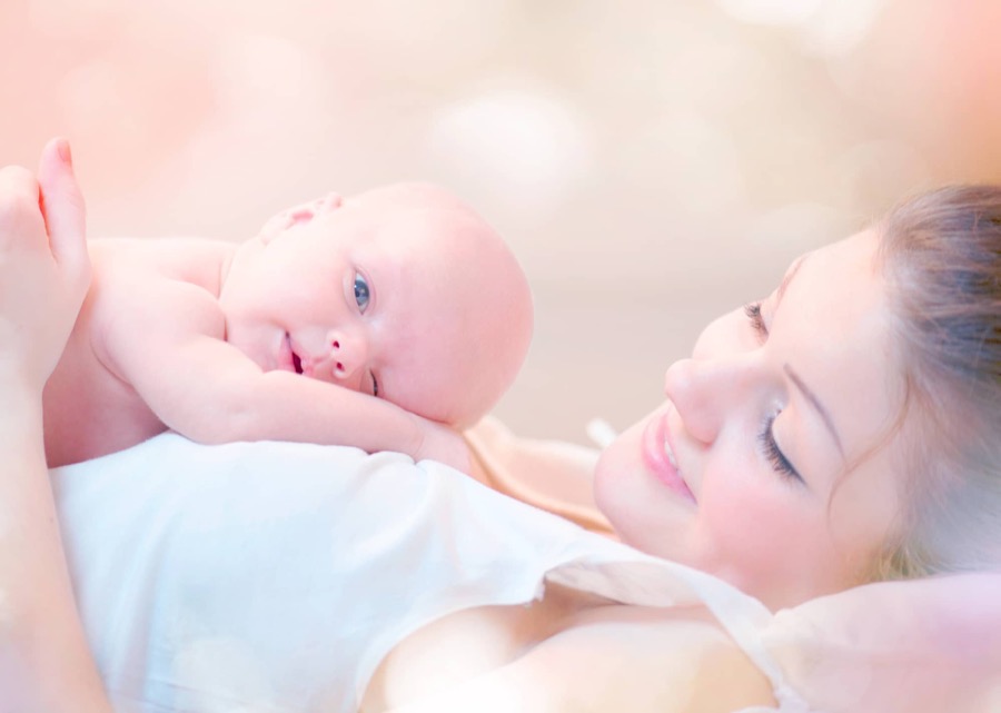 Una mamma con il suo bambino dopo il trattamento al Centro Nannasana