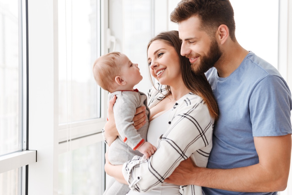 Una mamma e un papà con il loro bambino in braccio