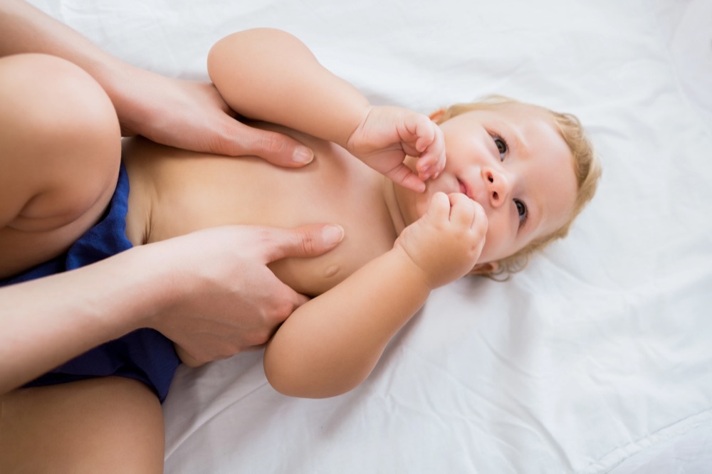 Manovre dolci sulla pancia del neonato