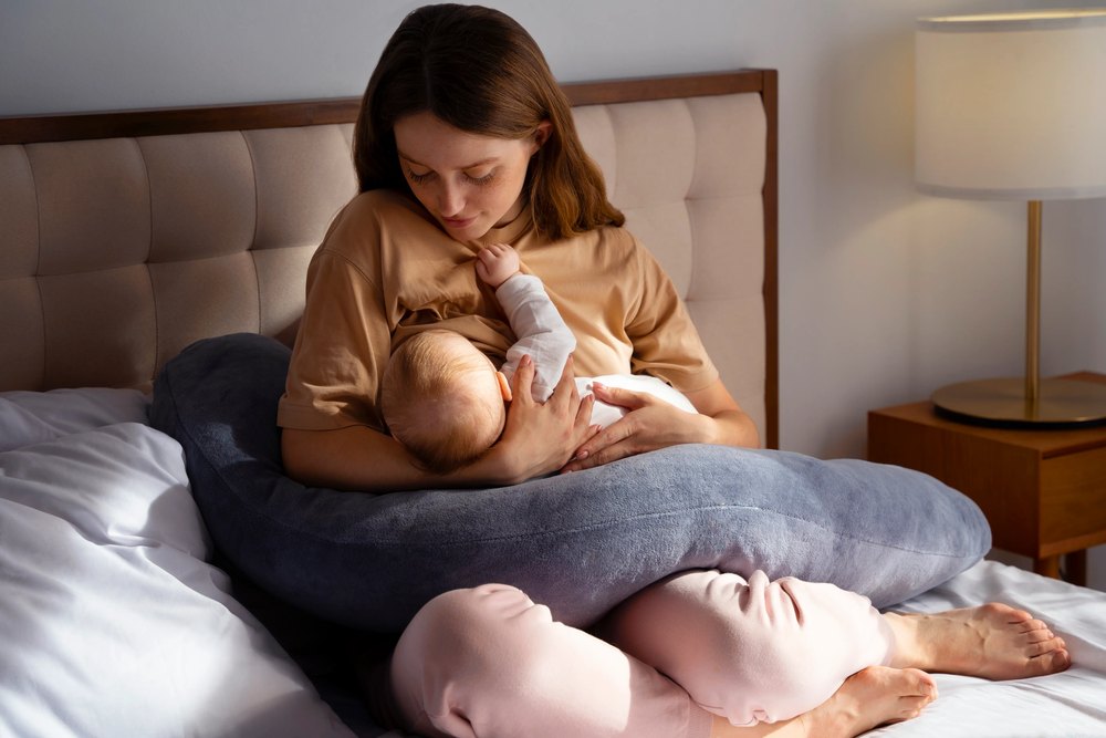 Una mamma allatta a casa con il cuscino da allattamento