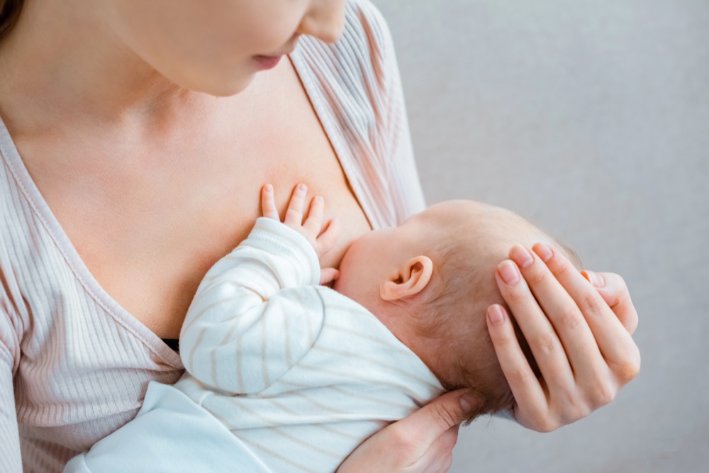 Mamma che allatta al seno